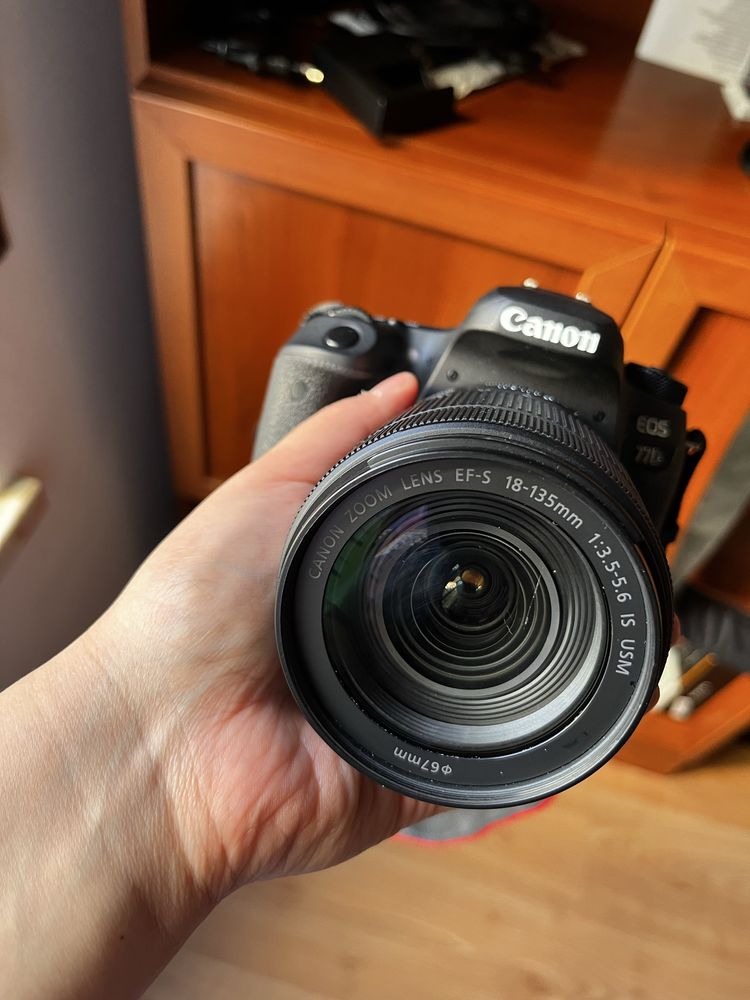 Camara DSLR Canon EOS 77 D