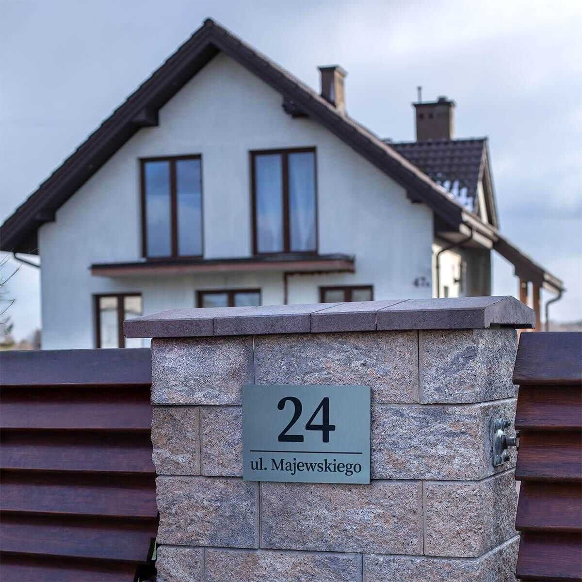Tabliczki z numerem domu i ostrzegawcze
