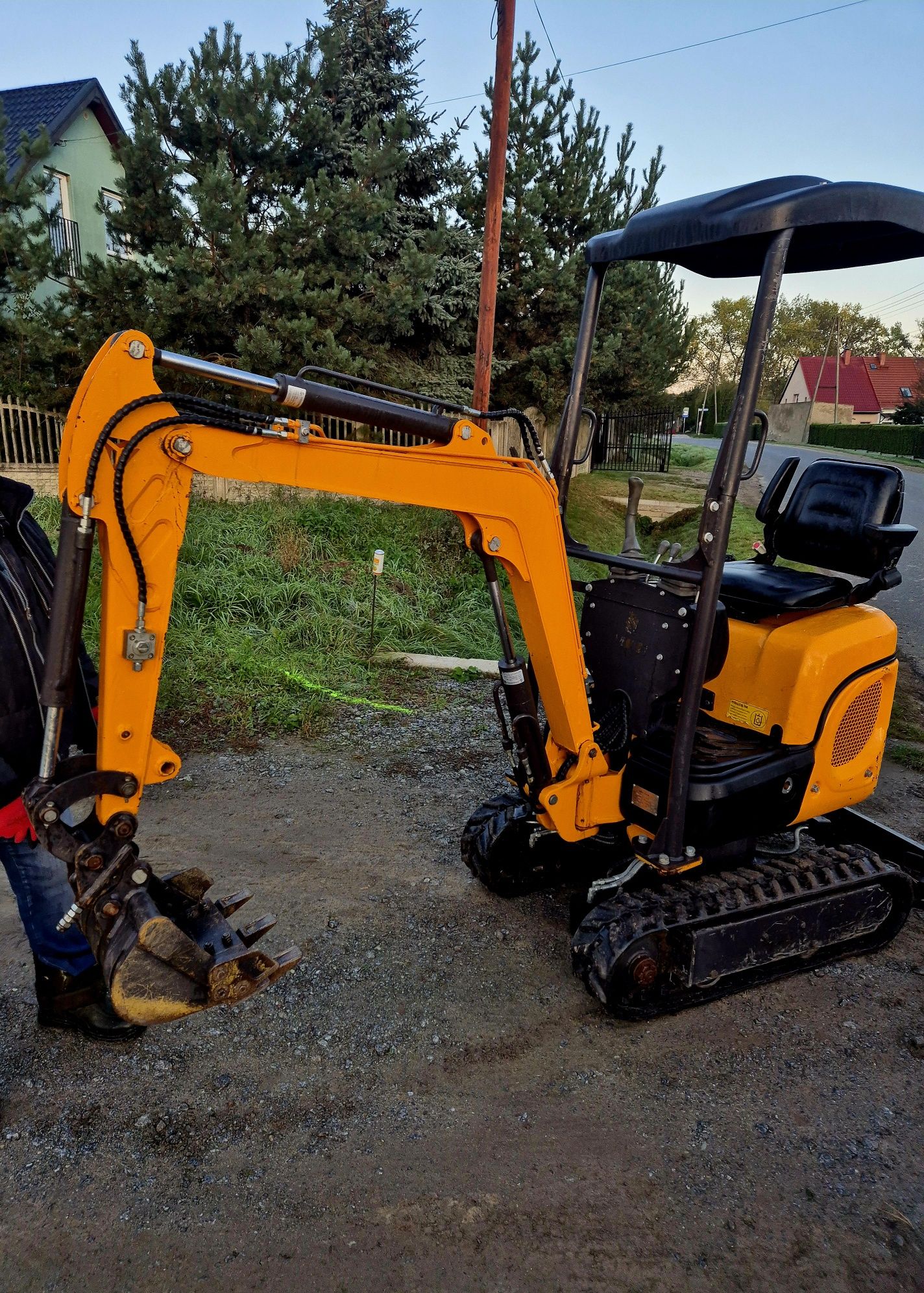 Wynajem minikoparki z silnikiem KUBOTA 1200kg, w zestawie z 3 łyżkami