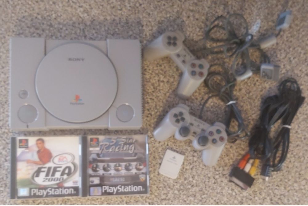 PlayStation 1+Jogos 2 comandos e cartão de memória.