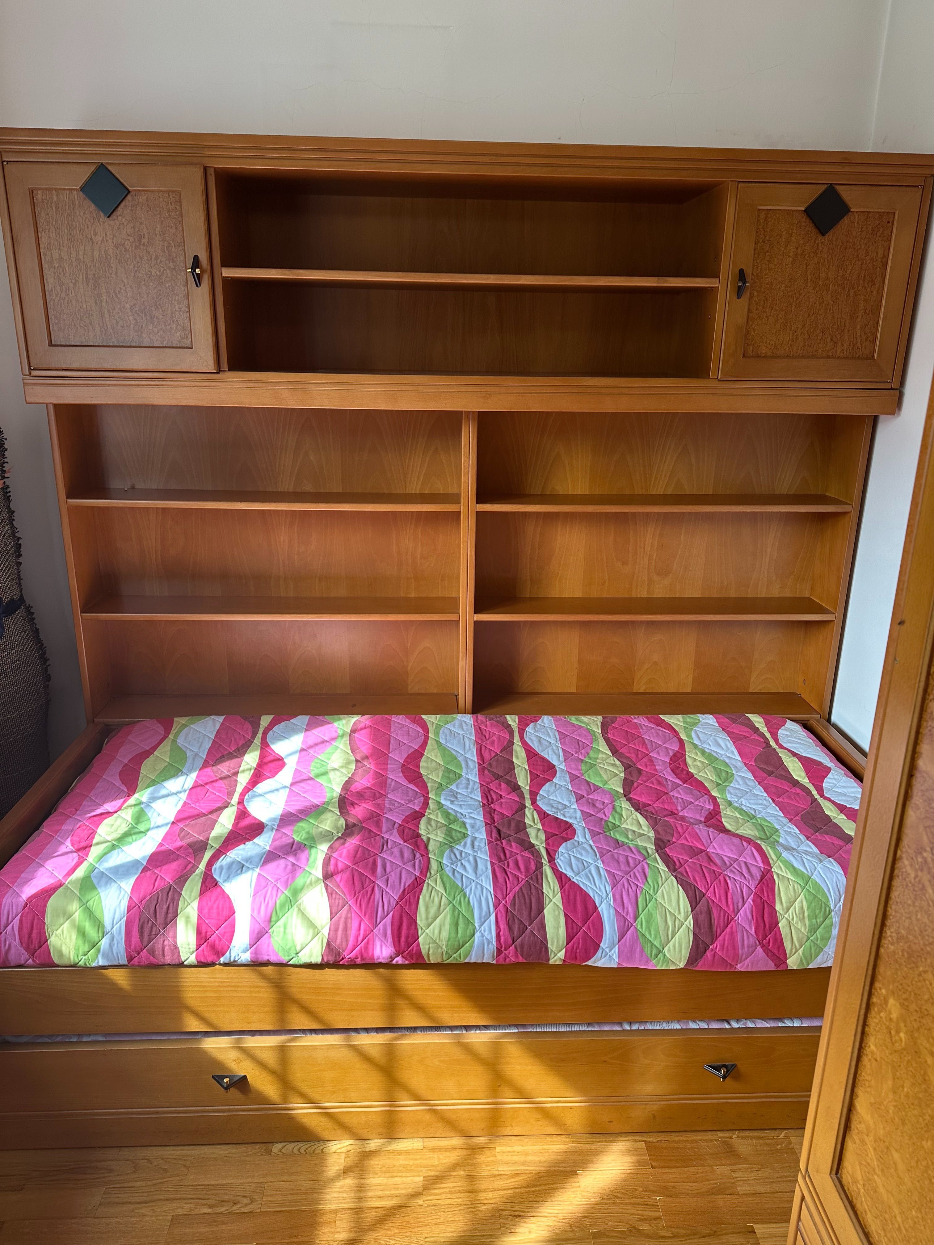 Estúdio madeira de excelente qualidade (cama, roupeiro,secretária)
