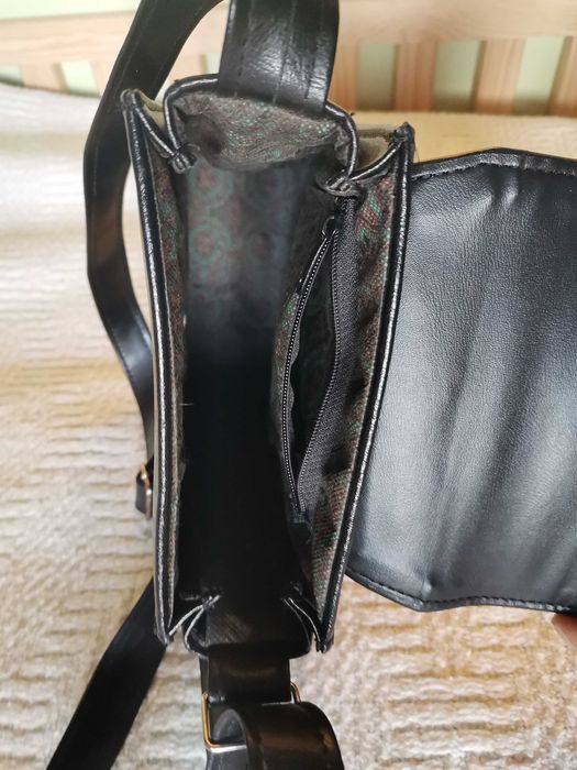 Czarna torebka trapezowa na ramię