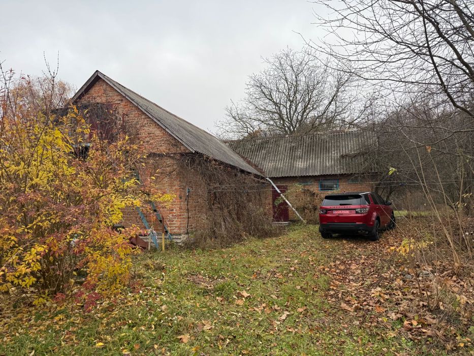 Продам дачну ділянку з будинком біля лісу