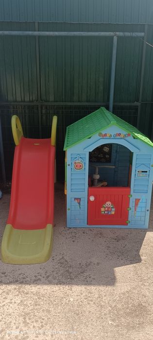 Casinha de brincar e escorrega infantil