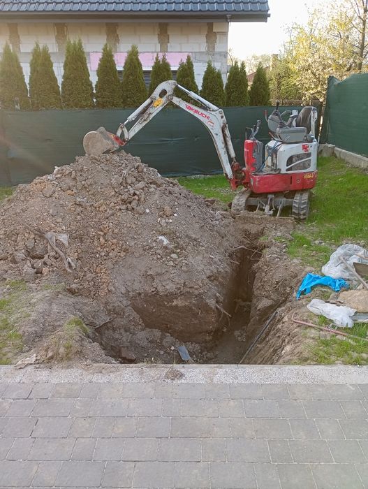 Minikoparka z młotem hydraulicznym – wykopy, rozbiórki, niwelacje.