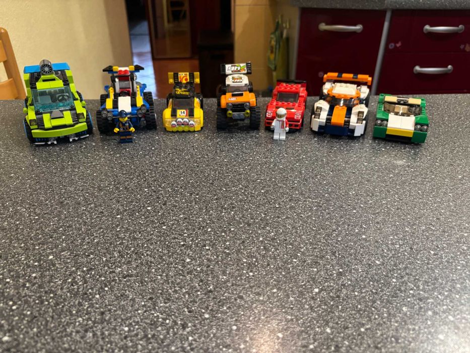 Zestaw siedmiu samochodów wyścigowych lego city