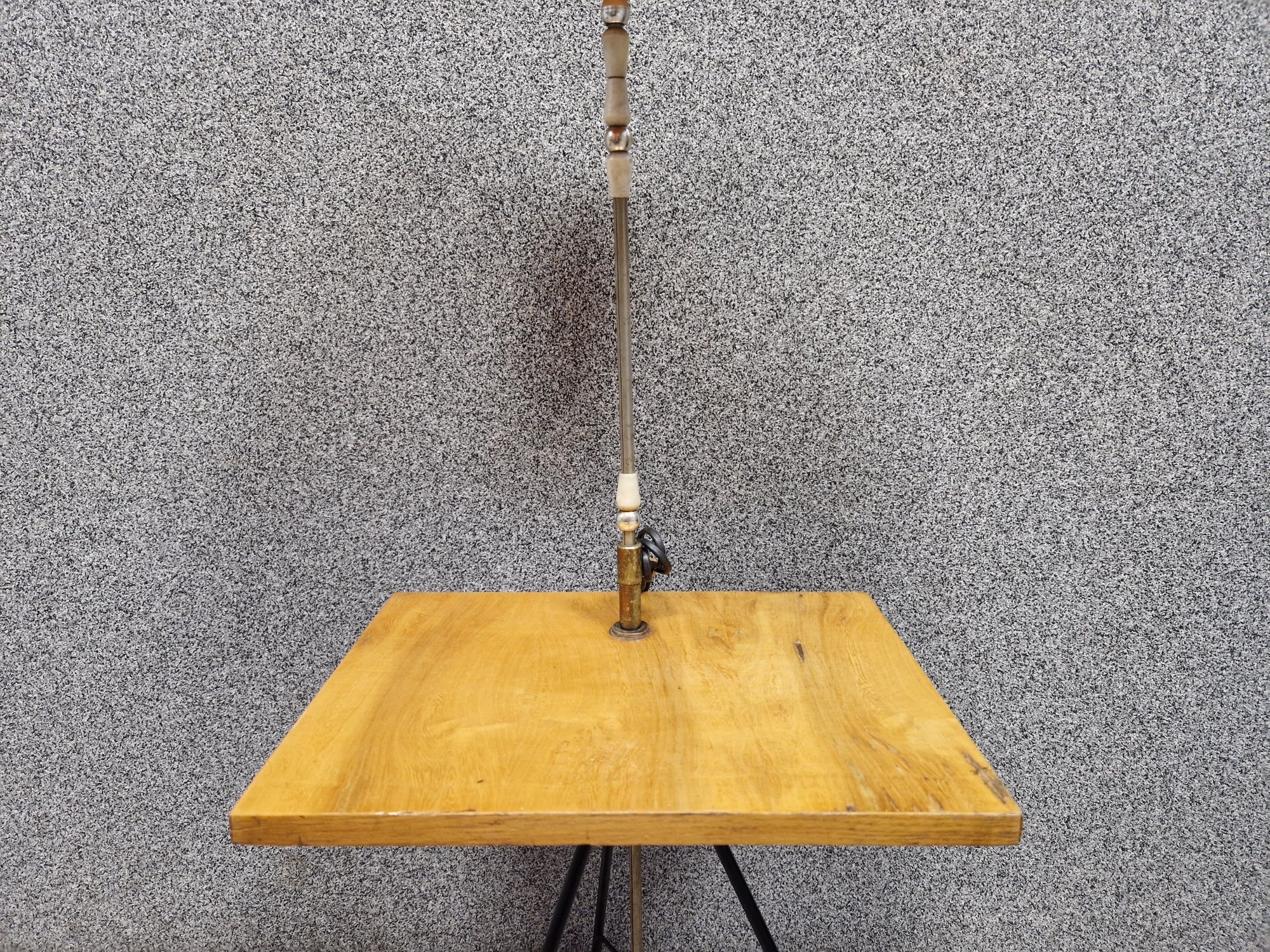 Lampa PRL ze stolikiem i gazetnikiem vintage