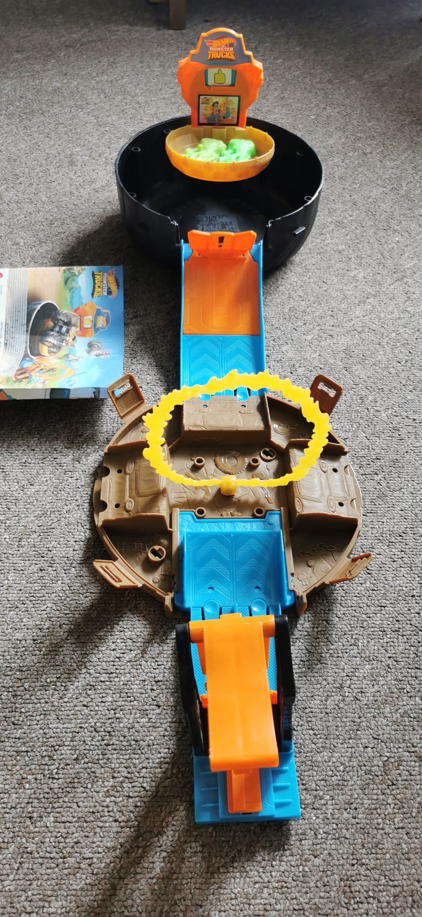 Zestaw Hot Wheels Monster Trucks Opona Arena kaskaderska