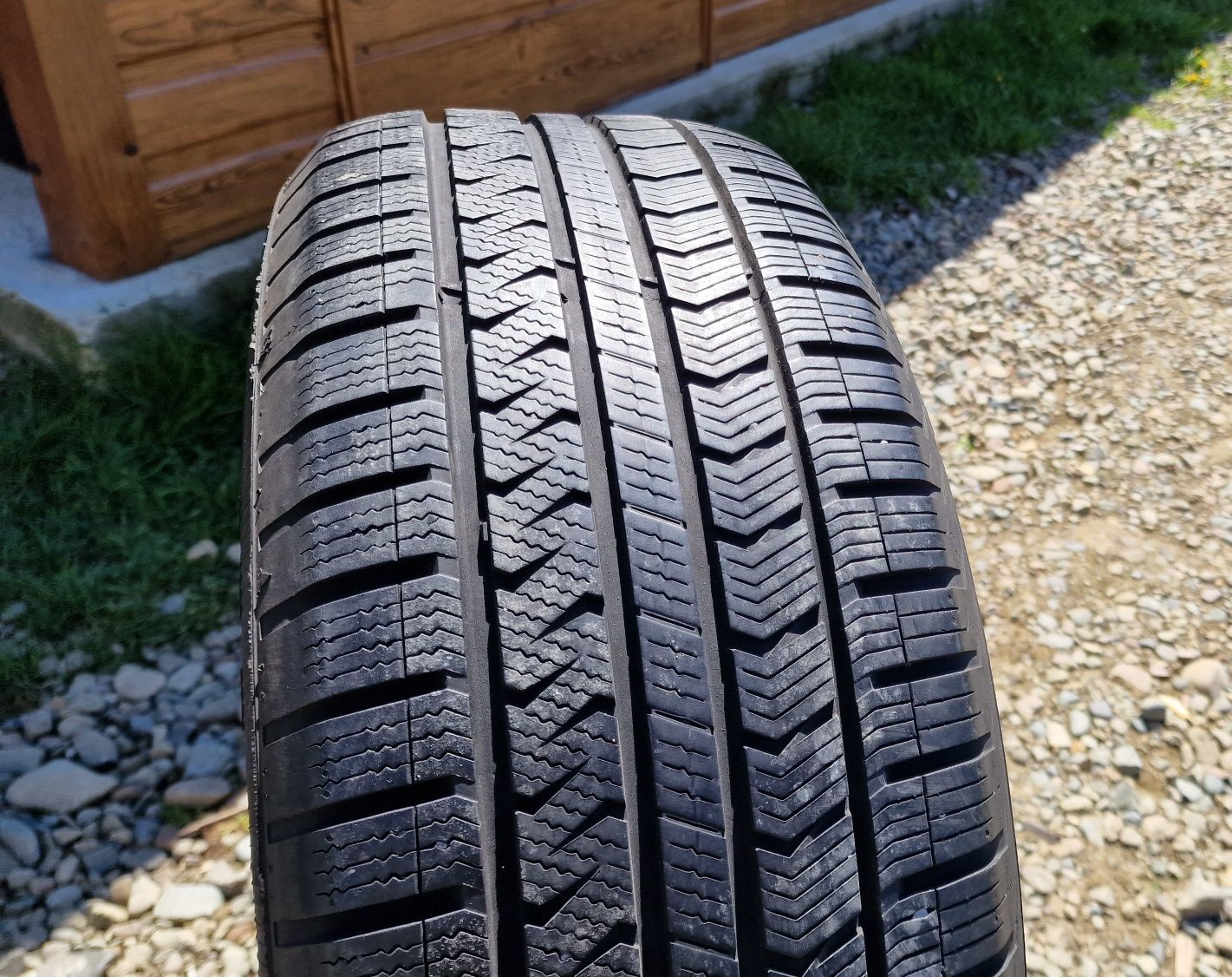 Opona 235/60R17 całoroczna wielosezonowa. Vredestein. 2019 rok.