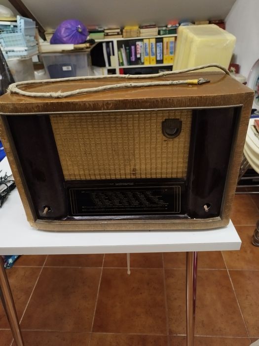 Rádio antigo para decoração ou peças.