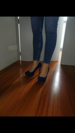 Sapato elegante de camurça azul, tamanho 38.