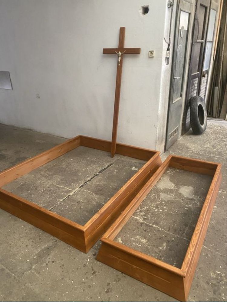 Obudowy grobu, krzyże drewniane, tabliczki, nagrobki