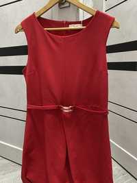 Червона сукня з поясом