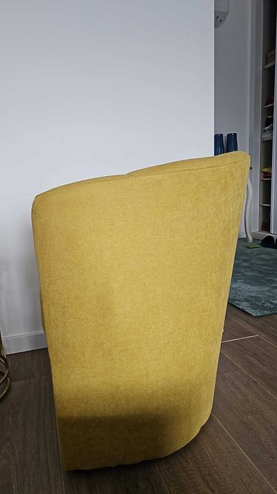 Dois cadeirões lindíssimos em amarelo torrado