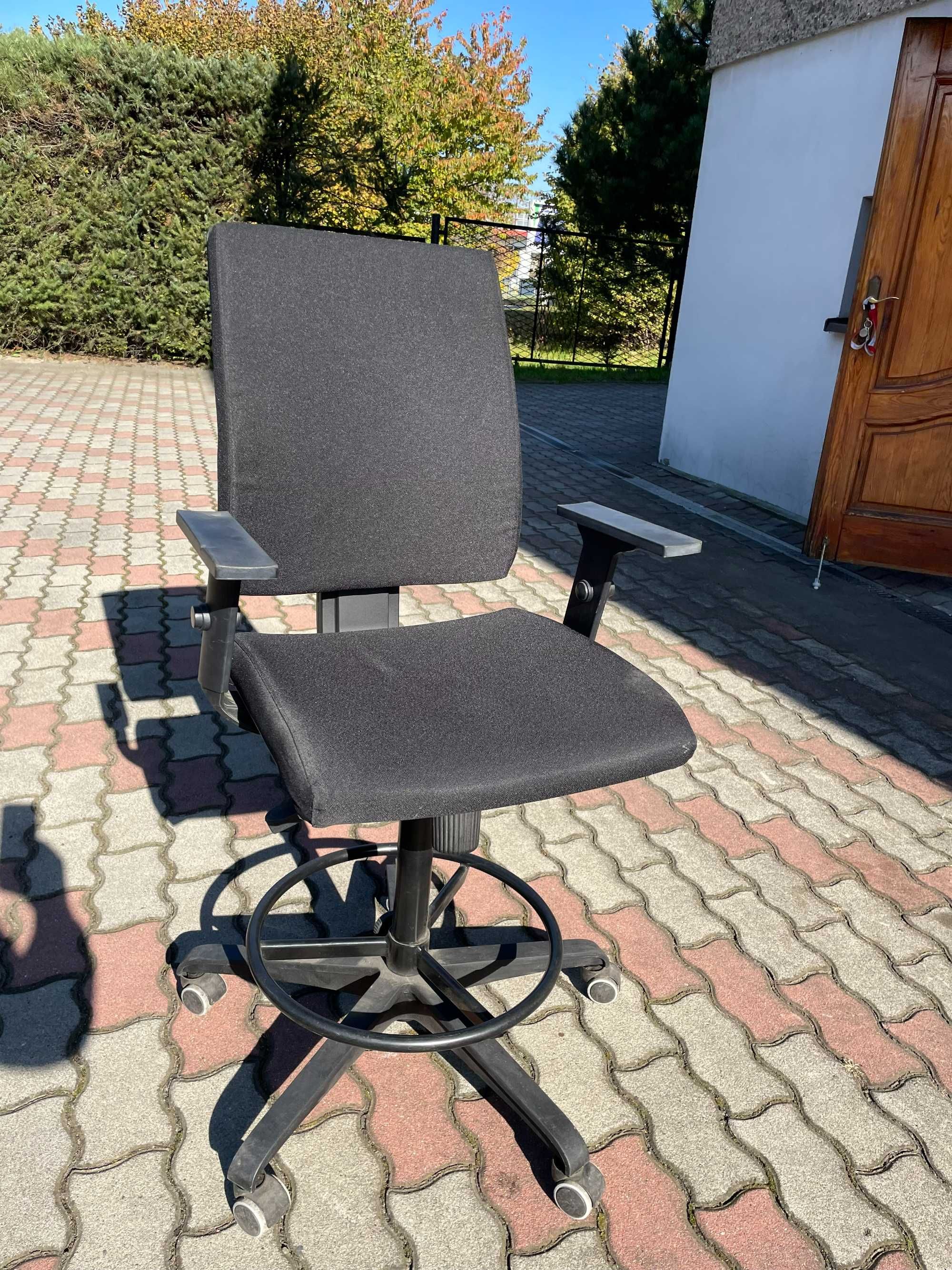 Krzesła / fotel konferencyjne NOWY STYL INTRATA - czarne
