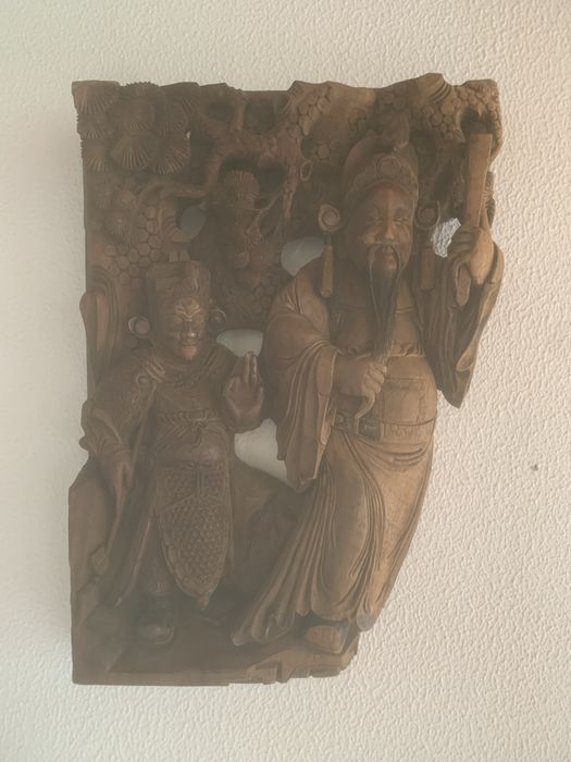 Peça de madeira, talhada com motivos de Macau