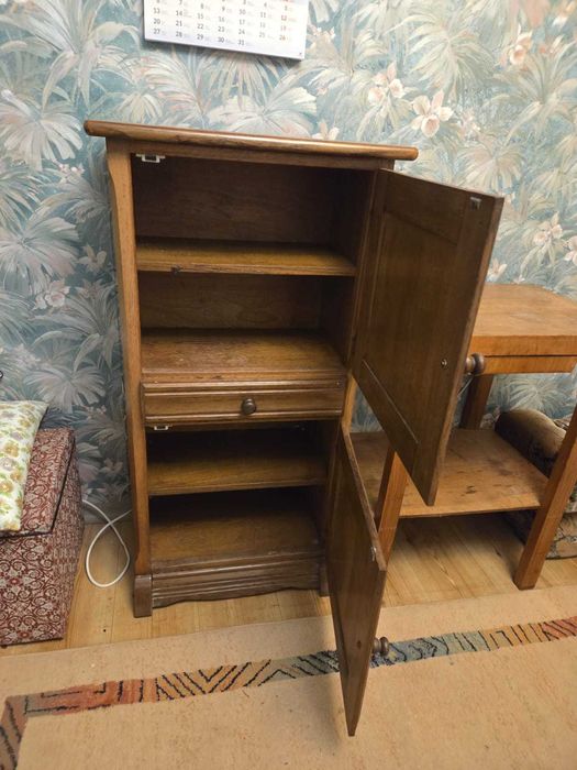 Stylowa szafka na drobne rzeczy albo buty