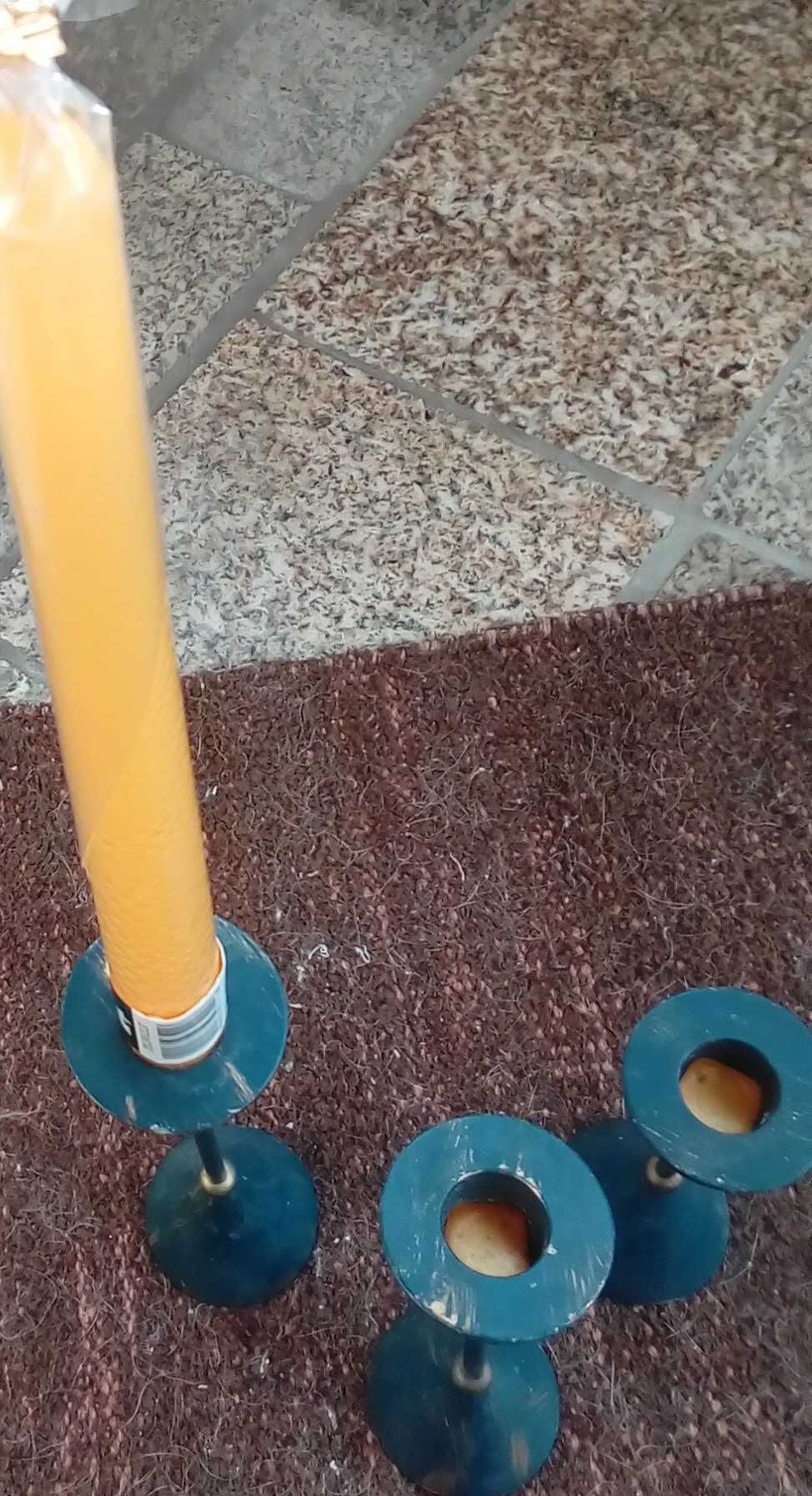 3 castiçais em metal azul e dourado