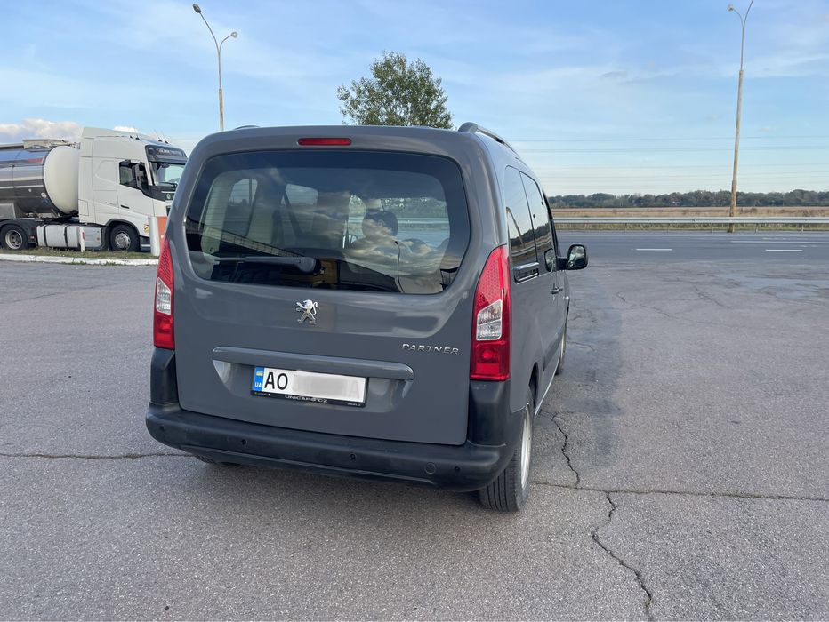 ч Peugeot Partner 2017 року випуску пасажир