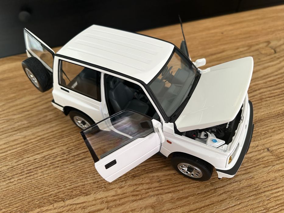 Suzuki Vitara 1:18 White LHD Dorlop jak Norev