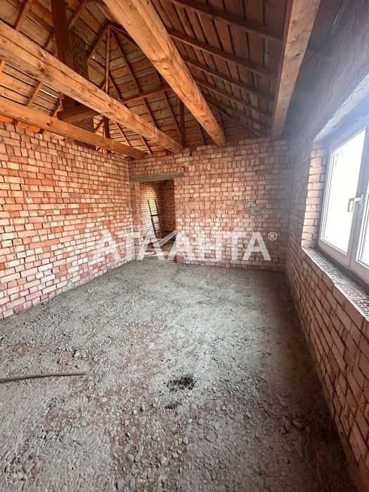 Двоповерховий будинок біля Чернівців