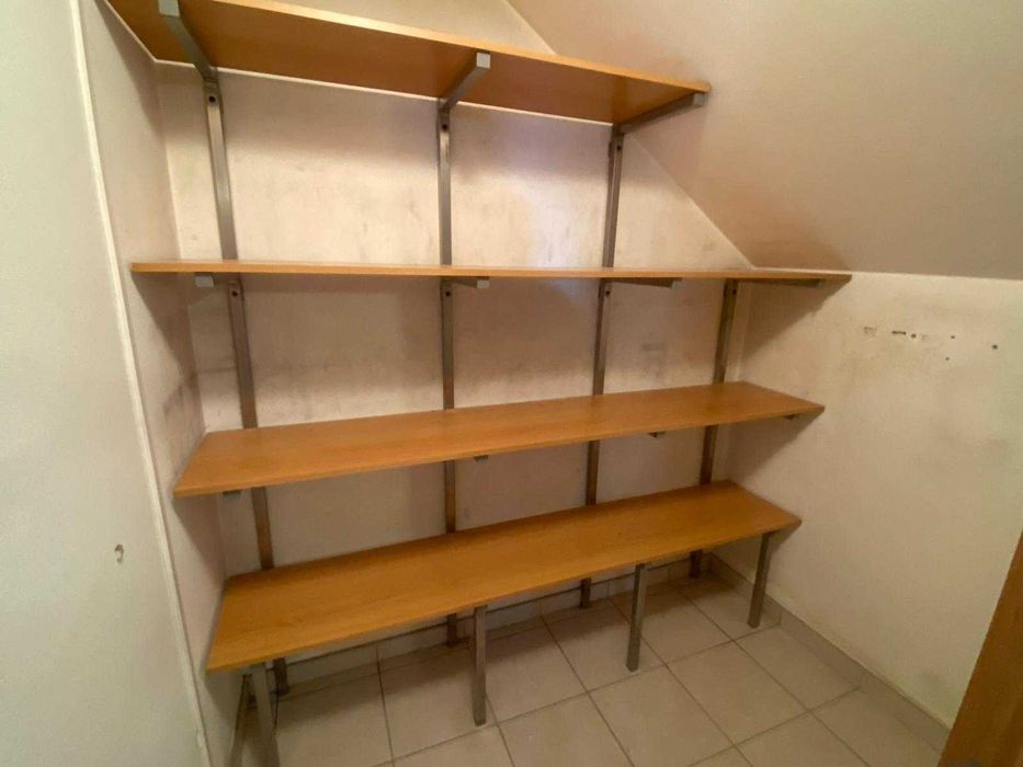 Prateleiras de arrumação em bom estado e bom preço, cabide.