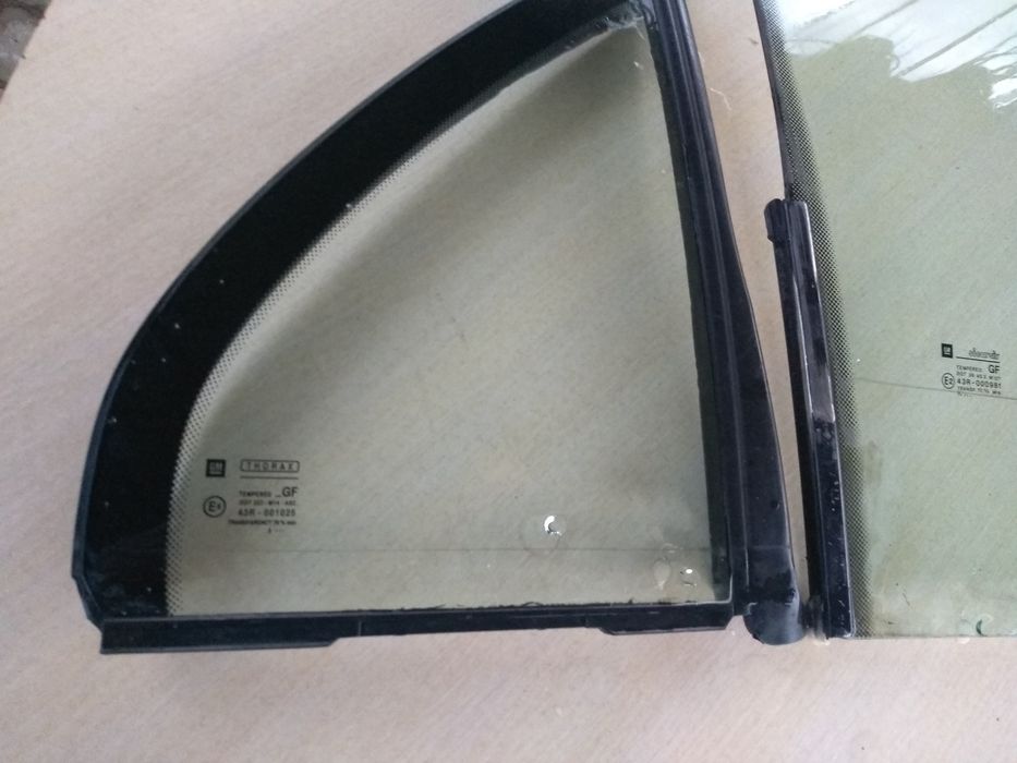 Стекло заднее правое Опель омега б