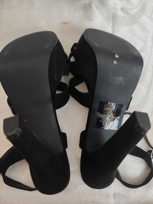 Продам босоножки на каблуке