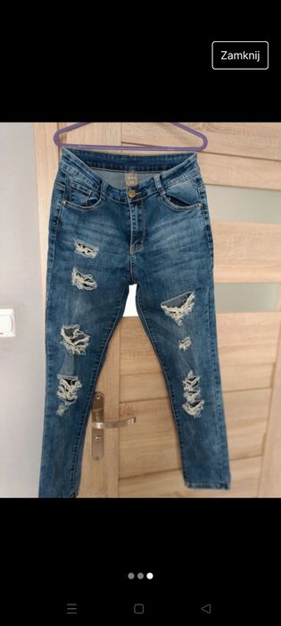 Jeansowe spodnie z dziurami