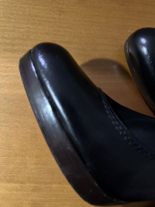 Sapatos de salto alto todos em peke Russell &Bromley