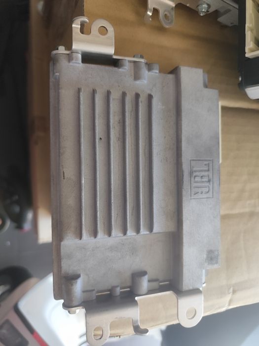 Toyota rav 4 głośnik JBL subwoofer wzmacniacz