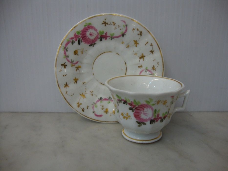 Chávena antiga em porcelana marcada