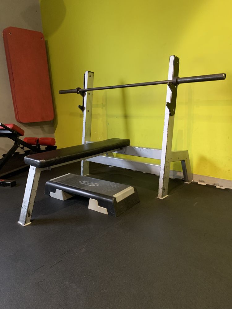 Sprzęt na siłownię / ławka olimpijska ze stojakiem / wyciskanie