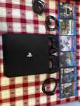 ́playstation 4  pro 1000 GB preta, com 6 jogos, mais dois comandos.