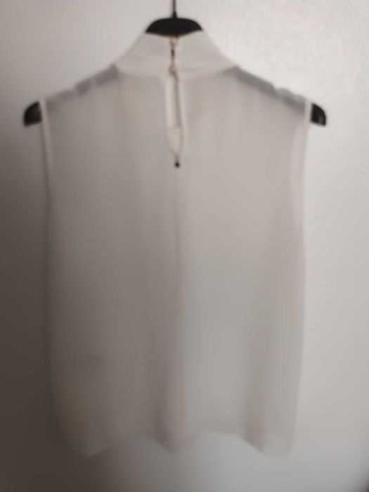 Blusa branca com pérolas