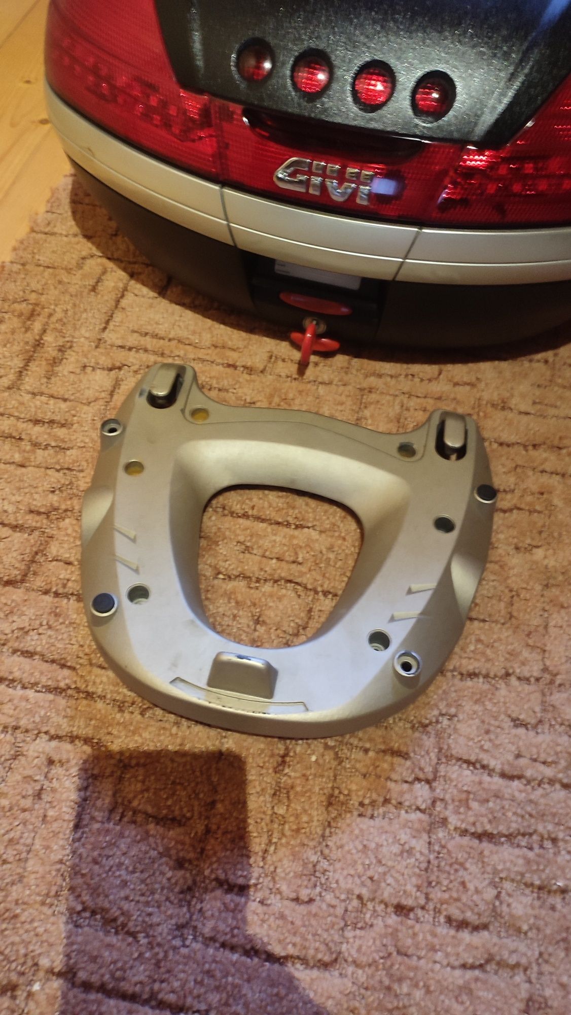 Kufer centralny Givi 46l monokey z podstawą i LED