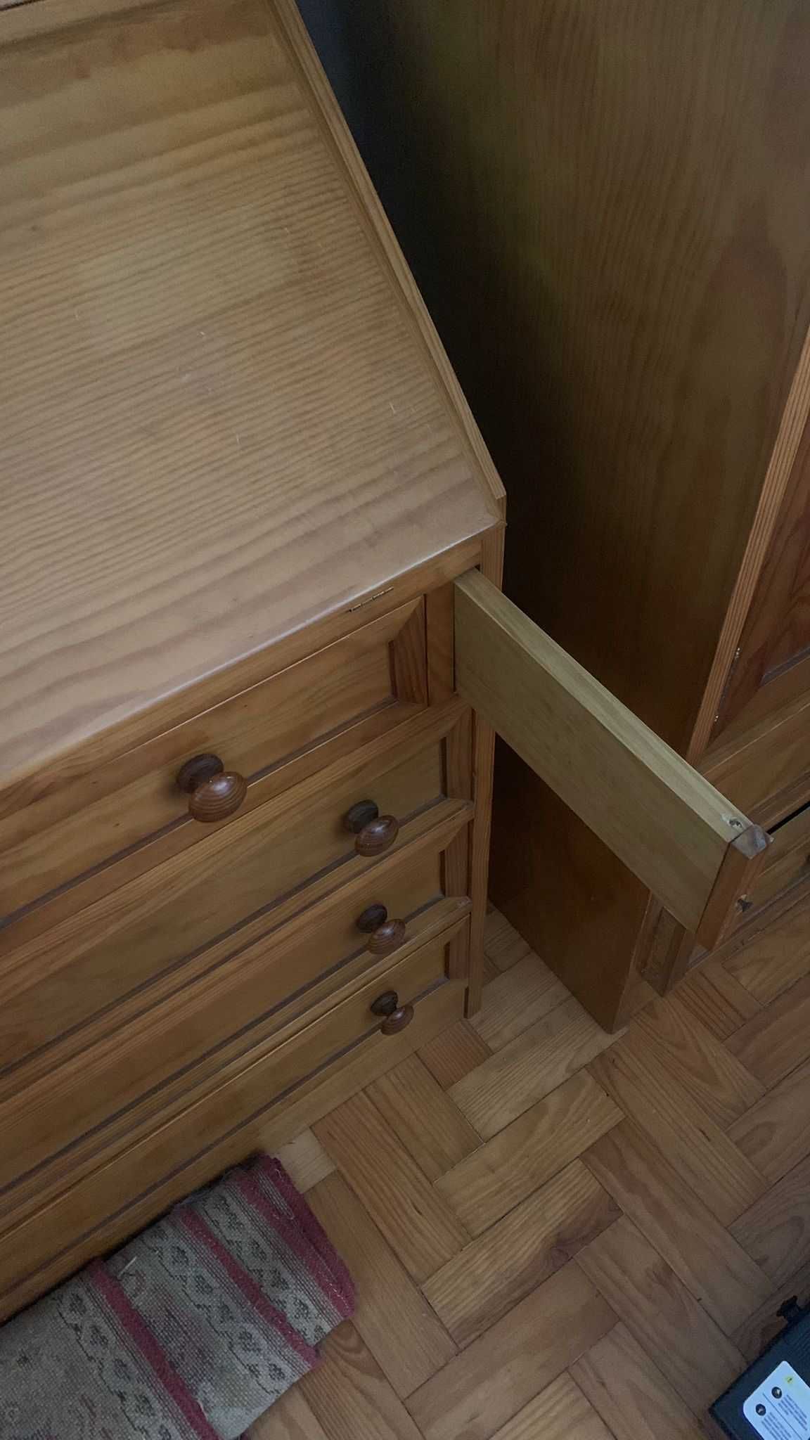 Guarda-roupa em madeira maciça e Escrivaninha