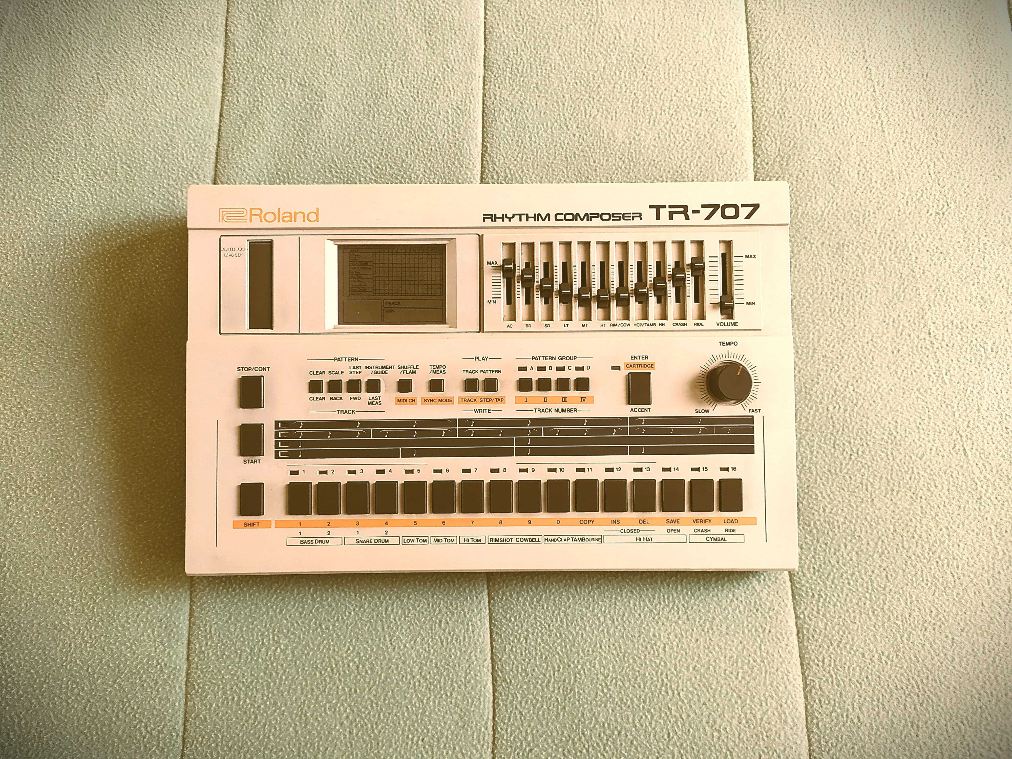 Roland TR-707 Rhythm Composer vintage 80s drum machine