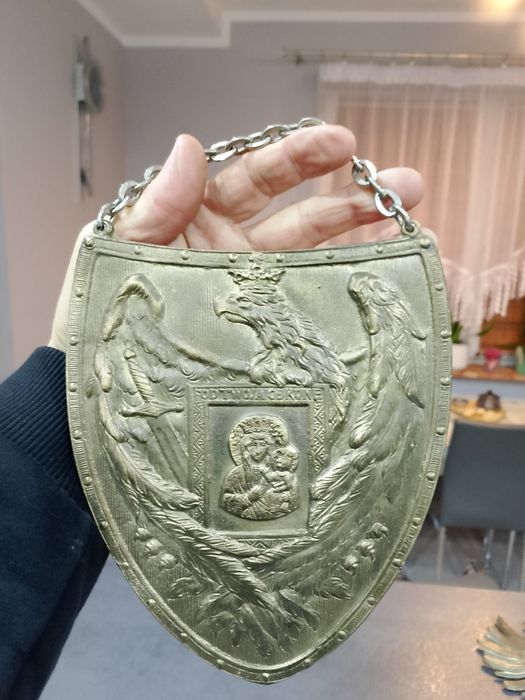 Stary, duży ryngraf z brązu.