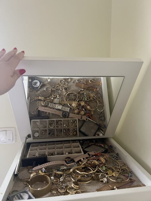 Cómoda branca com espelho