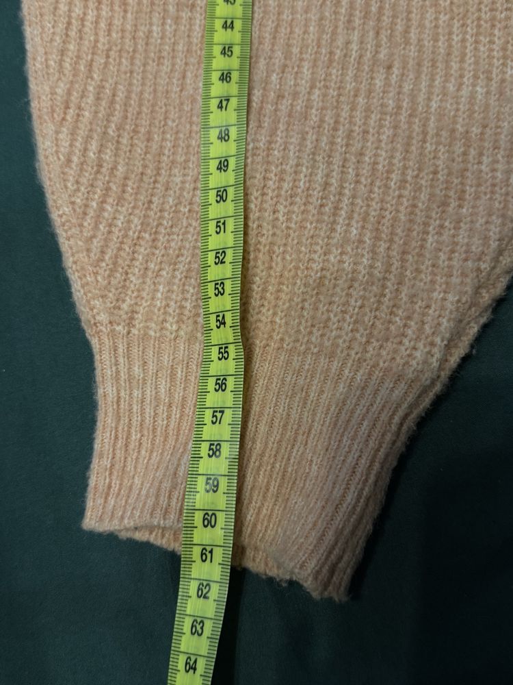 Sweter w kolorze pudrowego różu