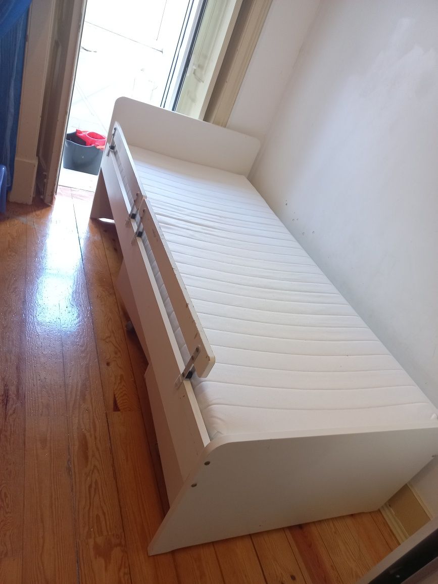 Vendo cama criança está  super  conservada.