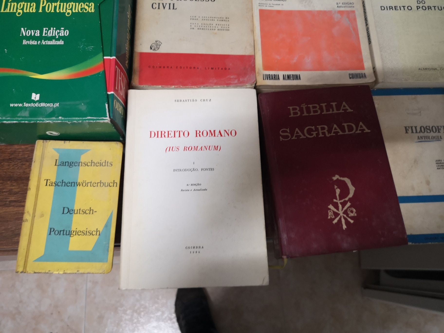 Vendo vários livros código civil dicionário leis do trabalho entre out