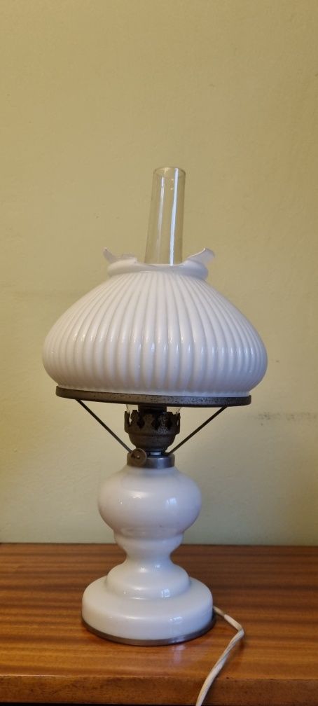 Lampa biała uszkodzony klosz