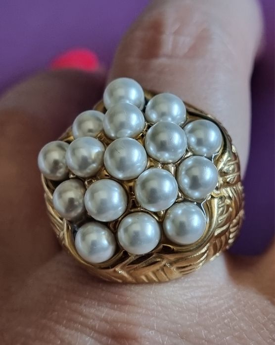 Anel dourado, em aço, cheio de pérolas em cima. T18