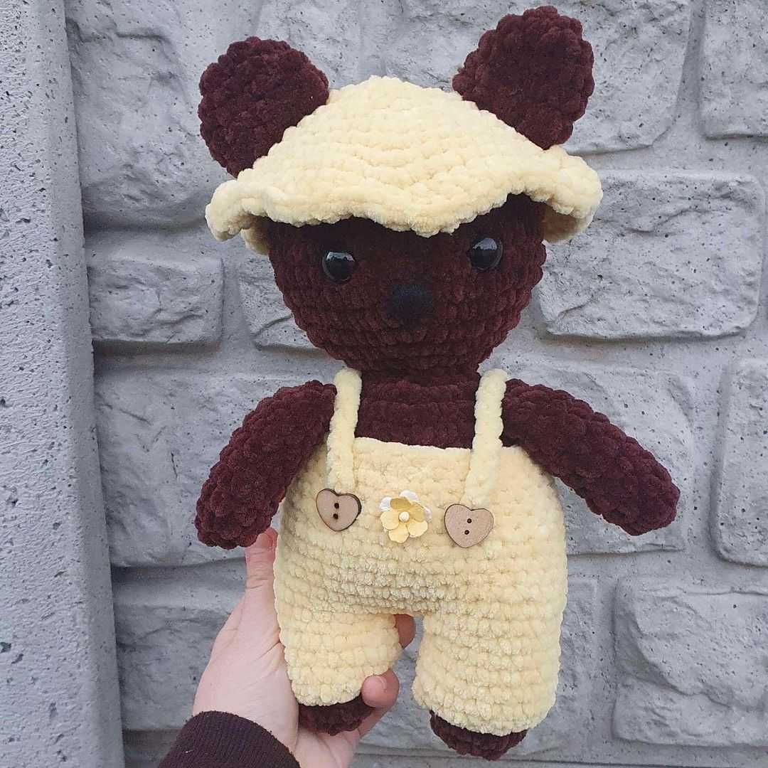 miś w ogrodniczkach, maskotka amigurumi