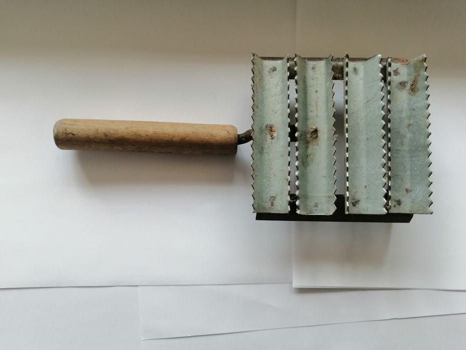 Шкребок, скребок, чесало для чищення худоби