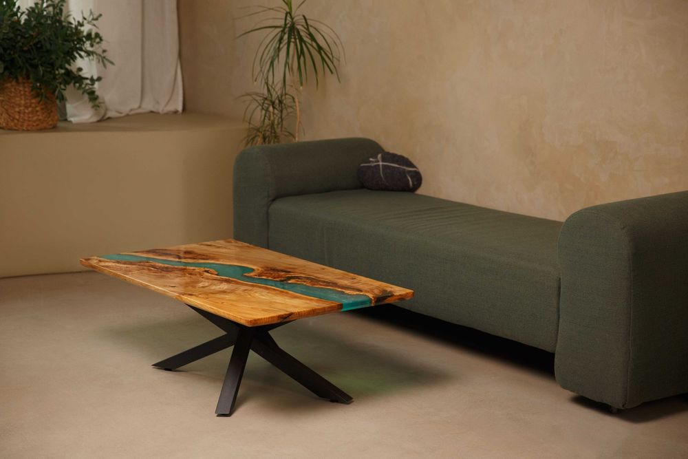 Обідній або кавовий стіл з тополі з епоксидною смолою