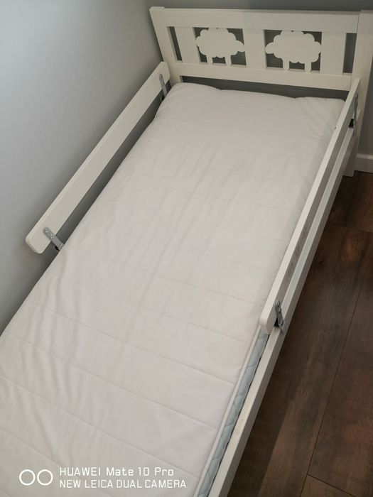 Białe łóżko z materacem IKEA