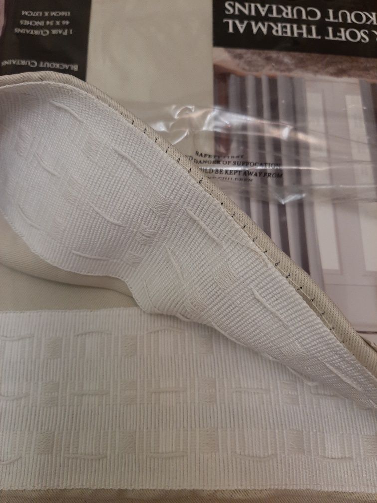 Штори бежеві 116 см × 137 см.